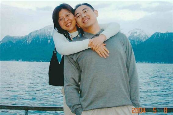 <2004년 5월 8일 선둥과 두안웨이훙. 사진/Courtesy of Desmond Shum>