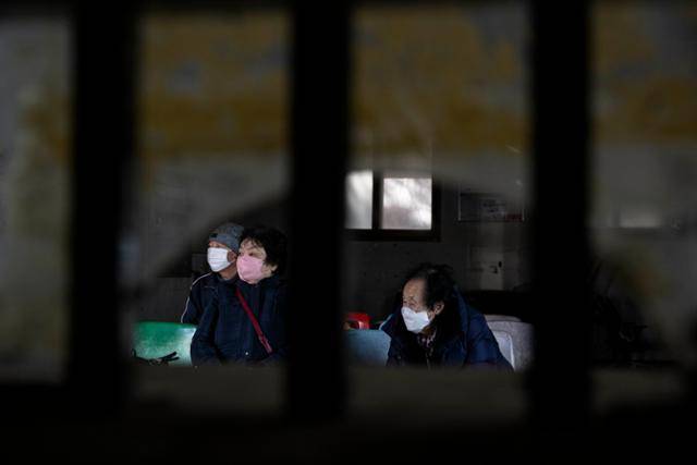 언젠가는 표를 끊고 안내 방송을 했을 매표소 근무자가 있어야할 자리에는 이제 먼지만 쌓여 있다.