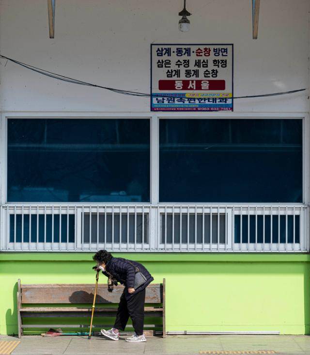 14일 전북 임실군 오수공영버스정류장에서 등이 굽은 노인이 지팡이를 짚고 정류장 벤치를 향해 걷고 있다. 많은 지방 소도시 버스터미널의 주 이용객이 거동이 힘든 노인들이다.