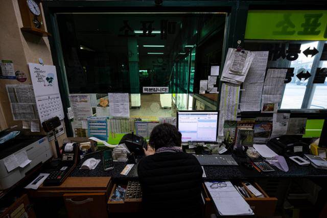 전북 남원시 인월지리산고용터미널을 운영하는 김희순(66)씨가 14일 매표소 안에서 승객을 기다리고 있다. 김씨는 계속되는 경영난으로 인해 지자체에 폐업을 예고한 상태다.
