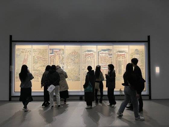 아모레퍼시픽미술관에서 '화성원행도 8폭 병풍'을 보고 있는 관람객들. 사진 이은주 문화선임기자