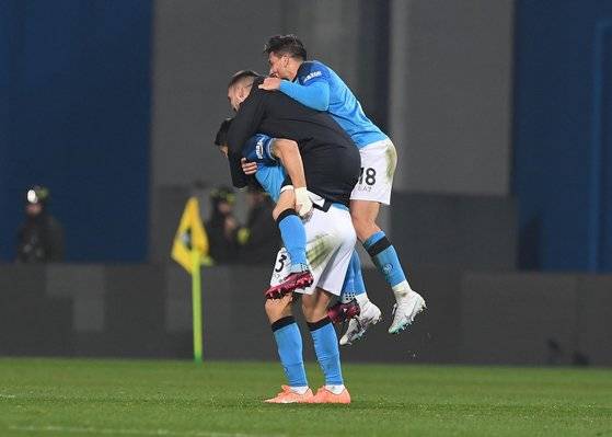 사수올로전 승리 직후 동료 두 명을 등에 업고 자축하는 김민재. 사진 나폴리 트위터