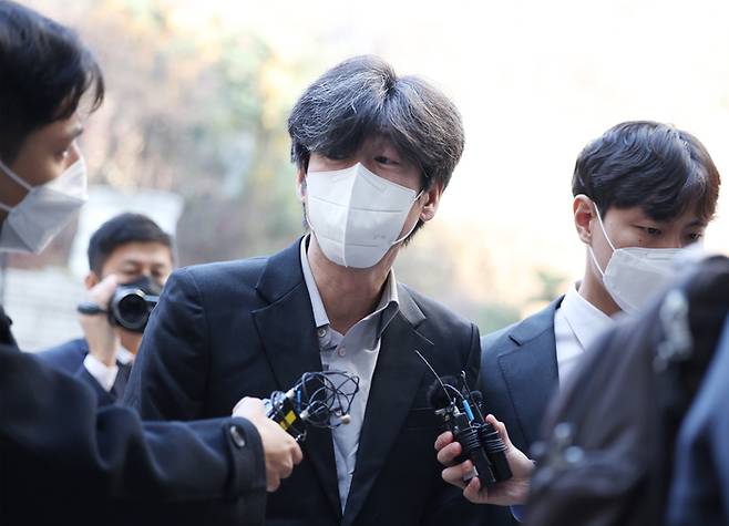 남욱 변호사가 지난해 11월21일 오전 서울 서초구 서울중앙지방법원에서 열린 대장동 개발 사업 특혜 의혹 관련한 1심 속행 공판에 출석하기 위해 법정으로 향하고 있다. 연합뉴스