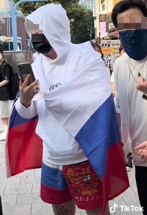 지난 여름 서울 마포구 홍대 인근에서 반전집회 중인 재한러시아인에게 러시아인으로 추정되는 남성이 다가와 욕설을 하며 영상을 촬영하고 있다. /사진=예브게니 슈테판 틱톡