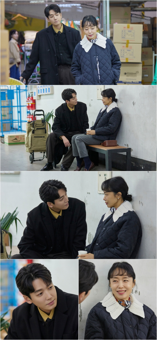  ⁇  Crash Course in Romance ⁇ Jeon Do-yeon and Jung Kyung-ho show a more delightful love mode.TvNs Drama  ⁇ Crash Course in Romance ⁇  unveiled the SteelSeries of Jeon Do-yeon and Hwang Chi-yeul (Jung Kyung-ho) enjoying the market date ahead of the broadcast on the 19th.Hwang Chi-yeul, who became an official lover after confirming each others hearts in the last broadcast, continued to love Alkhondong.When Dong-hee (Shin Jae-ha) went bowling together on Chicken Day, he began to worry about Dong-hees behavior, which quietly showed hostility.Hwang Chi-yeul expressed his feelings frankly to Hwang Chi-yeul, but he was displeased with the attitude of Hwang Chi-yeul, who embraced Dong-hee.Hwang Chi-yeul, who is embarrassed by the appearance of the sulking destination. While the appearance of these two people is lovely, expectations are gathering what their first quarrel will end.The SteelSeries, which has been unveiled, has a trail of contention, but it disappears and captures Hwang Chi-yeul, who enjoys the market date, and the charm of the two peoples lovely smiles purifies the minds of the viewers.Hwang Chi-yeul looks lovingly at the back of the way to see the chapter. I feel lovely to see the two people who finished with the romantic date until I see the chapter.In another SteelSeries, you can see Hwang Chi-yeul, who is eye-catching with the momentum of being sucked into each other.Hwang Chi-yeuls eyes, looking at the face of the destination filled with love and affection, raises the shame of the moon to the peak, and the expression of the destination that responds with a unique and lovely smile attracts attention.Hwang Chi-yeul is also enjoying the love that has become an official lover and Hwang Chi-yeul is enjoying the dignified love.It is noteworthy how the sweet romance of Hwang Chi-yeul will lead to the unfolding.The production team will have a throbbing Date parade as well as a market date for Hwang Chi-yeul and Hwang Chi-yeul.As you have confirmed each others hearts and become an official couple, you can look forward to the colorful date of two people who enjoy it anytime, anywhere. Romantic moments that you want to keep turning will continue. ⁇  Crash Course in Romance  ⁇  will be broadcast at 9:10 pm on the 19th.Photograph: tvN