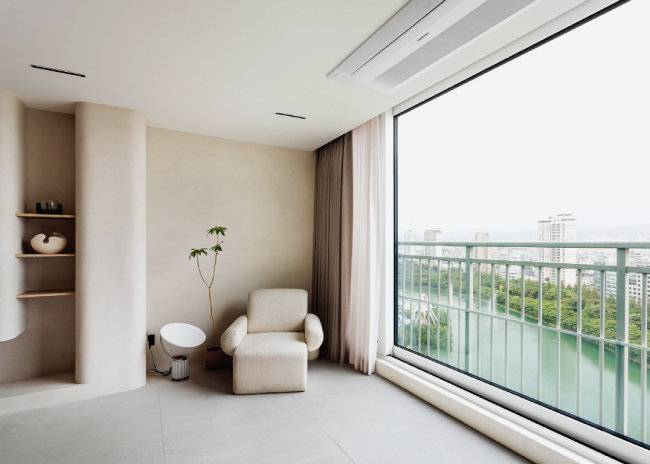 석촌호수 뷰를 즐길 수 있는 거실 한 켠에는 홈 바를 세팅했다.