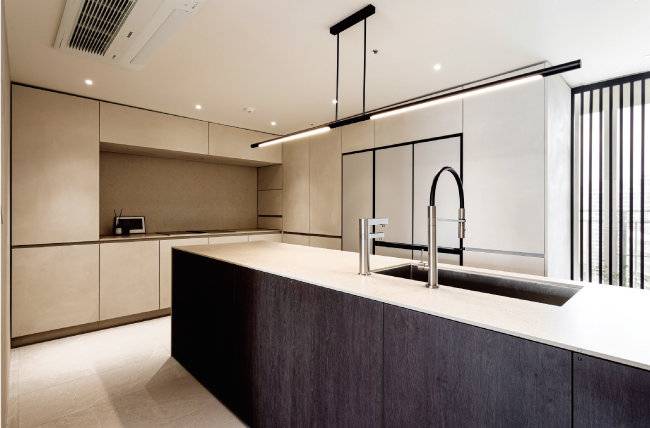 얼룩과 스크래치에 강한 세라믹 상판으로 제작한 조리대. 주방 가구는 거실 벽면과 동일한 페인트로 칠해 통일감을 줬다.