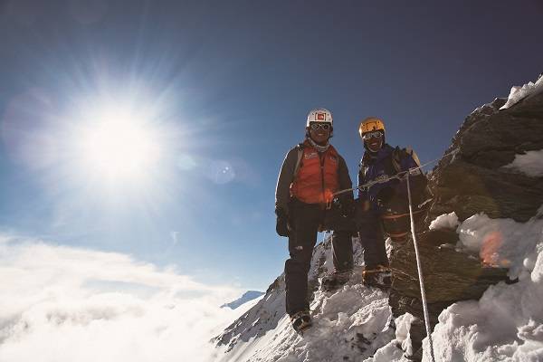 2007년 에베레스트 남서벽에서 기념촬영한 오희준. 이현조(오른쪽) 대원. 두 대원은 며칠 뒤 눈사태로 유명을 달리했다.