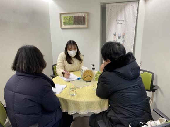 영등포구노동자종합지원센터 공인노무사(가운데)가 관내 노동자들에게 무료 노동상담을 해 주고 있다. 영등포구 제공