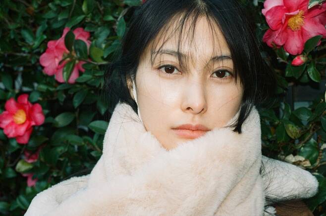 KARA member and actor Park Gyuri showed off her neat beauty.On the 20th, Park Gyuri posted several photos along with Film, Undecorated.Park Gyuri in the photo is wearing a muffler and posing in front of a camellia flower.Clear skin and clear features are noticeable.KARA Heo Young-ji admired it, saying, Number of Ipudang. Park Gyuri responded by saying, Luck of love.Domestic and foreign netizens responded by saying, How did it look like I did not decorate it?, There is no such idol again, Idol Park Gyuri who will not appear again in the 21st century.KARA, which Park Gyuri belongs to, released its debut 15th anniversary album  ⁇  MOVE AGAIN last year and united in seven years and six months.Park Gyuri is active in musicals.Photos: Park Gyuri