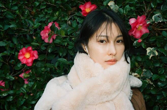 KARA member and actor Park Gyuri showed off her neat beauty.On the 20th, Park Gyuri posted several photos along with Film, Undecorated.Park Gyuri in the photo is wearing a muffler and posing in front of a camellia flower.Clear skin and clear features are noticeable.KARA Heo Young-ji admired it, saying, Number of Ipudang. Park Gyuri responded by saying, Luck of love.Domestic and foreign netizens responded by saying, How did it look like I did not decorate it?, There is no such idol again, Idol Park Gyuri who will not appear again in the 21st century.KARA, which Park Gyuri belongs to, released its debut 15th anniversary album  ⁇  MOVE AGAIN last year and united in seven years and six months.Park Gyuri is active in musicals.Photos: Park Gyuri