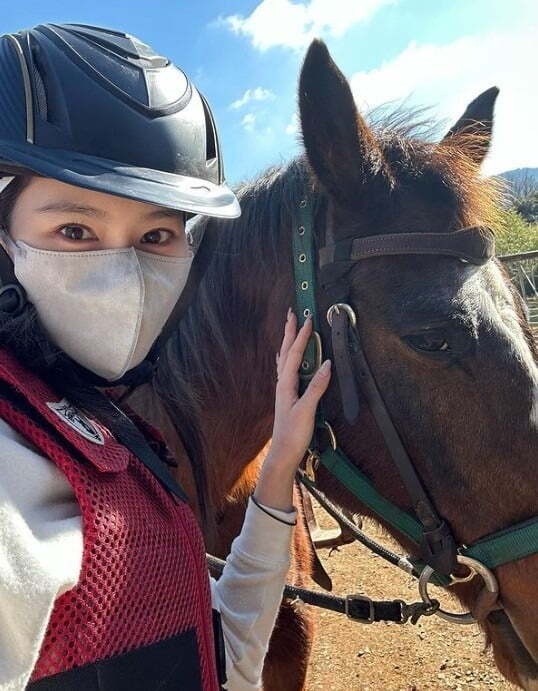 Twice Sana told me about it.Sana posted a photo on his Instagram account on the 21st with an article entitled Finally ... <The horseback riding I wanted to do ... but why do you look like that? The released photo shows Sana enjoying horseback riding.On the other hand, TWICE, which Sana belongs to, will release its 12th mini album  ⁇  READY TO BE  ⁇  on March 10th.