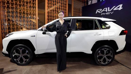 토요타코리아가 21일 서울 송파구 잠실 커넥트투에서 ‘RAV4 플러그인 하이브리드(PHEV)’를 선보이고 있다. (사진=방인권 기자)