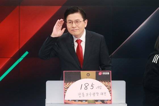 황교안 국민의힘 당대표 후보가 20일 서울 중구 MBN 스튜디오에서 열린 TV토론회를 준비하고 있다. 국회사진기자단