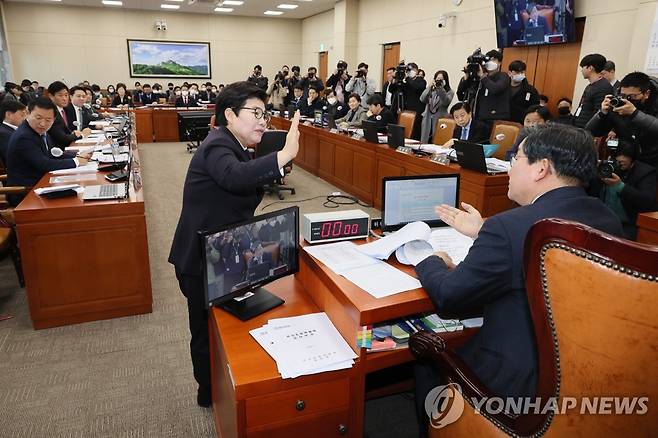 의사진행 발언 요청하는 임이자 의원 (서울=연합뉴스) 이정훈 기자 = 국민의힘 임이자 의원이 21일 오전 열린 국회 환경노동위원회 전체회의에서 '노란봉투법'으로 불리는 노동조합법 2·3조 개정안 상정에 앞서 전해철 위원장에게 의사진행 발언을 요청하고 있다. 2023.2.21 uwg806@yna.co.kr