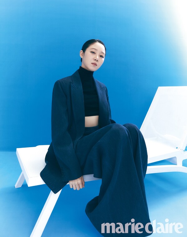 Actress Gong Hyo-jin showed off her unique charm.Gong Hyo-jin showed off her unique beauty by marking the cover of the March issue of Marie Claire. Gong Hyo-jin showed off her classical figure by perfecting a brands S/S collection.Gong Hyo-jin, standing in front of the camera with superior proportions and chic pose, showed a refined sophistication with perfect styling.In addition, the black crop top, beige linen jacket and short pants set up trendy style as well as boasts legs.On the other hand, Gong Hyo-jin married 10-year-old singer Kevin Oh in October last year in New York, USA. Recently, he chose TVNs new drama Ask the Stars as his next film.