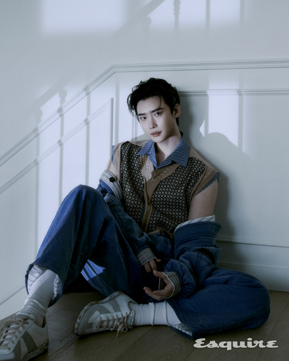 In the middle of the day, my competitiveness is realistic.Actor Lee Jong-suks photo and interview were released.Actor Lee Jong-suk, who showed off his steadfastness by grabbing the MBC Acting Grand Prize with his first major film Big Mouth after the whole world, decorated the cover of the March issue of fashion and lifestyle magazine Esquire.Lee Jong-suk has not been able to see the script until the end of the script, so I did not know what the actor was, and I did not know what the actors were doing, and I did not know what to do. I could not help but notice that Lee Jong-suk could not match it. I said Da-shun.He said that he was sure that he was not a Big Mouth, but he had no choice but to act because he did not know what was going on, so at some point viewers were very interested in finding Big Mouth. He said.Lee Jong-suk, who recently showed intense characters, did not intend only intense characters, but thirtiesAt the middle of the day, I thought that I should widen the spectrum more and more by turning my eyes to the characters I have not done so far.I honestly said that I understand my own positioning as an actor and I really think about what competitiveness and direction I should continue with.