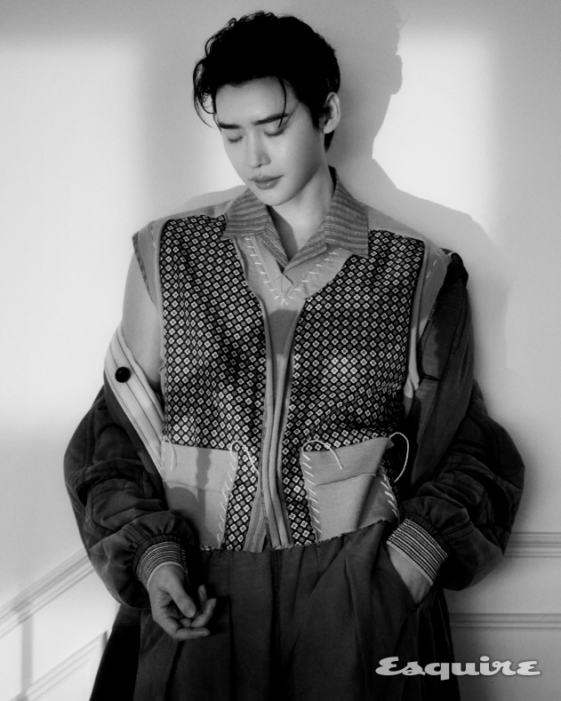 In the middle of the day, my competitiveness is realistic.Actor Lee Jong-suks photo and interview were released.Actor Lee Jong-suk, who showed off his steadfastness by grabbing the MBC Acting Grand Prize with his first major film Big Mouth after the whole world, decorated the cover of the March issue of fashion and lifestyle magazine Esquire.Lee Jong-suk has not been able to see the script until the end of the script, so I did not know what the actor was, and I did not know what the actors were doing, and I did not know what to do. I could not help but notice that Lee Jong-suk could not match it. I said Da-shun.He said that he was sure that he was not a Big Mouth, but he had no choice but to act because he did not know what was going on, so at some point viewers were very interested in finding Big Mouth. He said.Lee Jong-suk, who recently showed intense characters, did not intend only intense characters, but thirtiesAt the middle of the day, I thought that I should widen the spectrum more and more by turning my eyes to the characters I have not done so far.I honestly said that I understand my own positioning as an actor and I really think about what competitiveness and direction I should continue with.