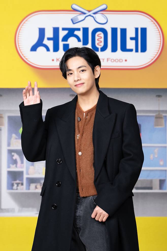 그룹 방탄소년단의 멤버 김태형(뷔)이 22일 온라인 생중계 형식으로 열린 tvN 예능 ‘서진이네’ 제작발표회에 참석해 포즈를 취하고 있다. 사진 tvN