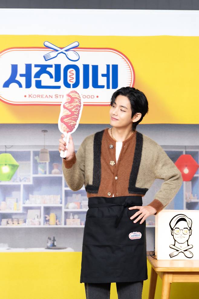 그룹 방탄소년단의 멤버 김태형(뷔)이 22일 온라인 생중계 형식으로 열린 tvN 예능 ‘서진이네’ 제작발표회에 참석해 포즈를 취하고 있다. 사진 tvN