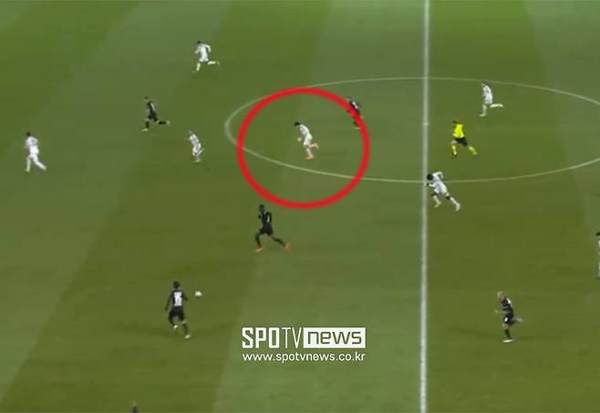 ▲ 김민재가 22일 UEFA 챔피언스리그 16강 1차전 프랑크푸르트전에서 전진 수비 뒤에 혼신의 스프린트를 하고 있다 ⓒSPOTV 중계화면 캡처