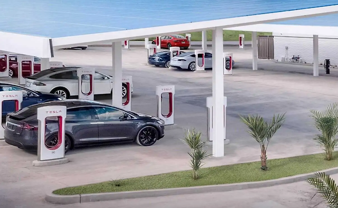 테슬라가 자사 슈퍼차저 충전 네트워크를 다른 전기차에도 개방키로 했다.
