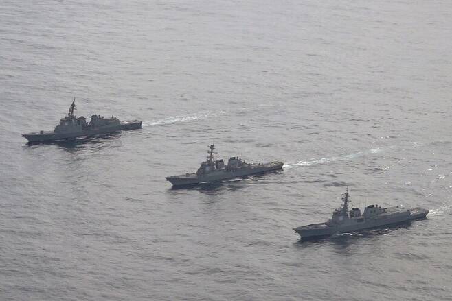 한·미·일 세 나라 해군이 22일 동해에서 훈련하고 있다. 한국군의 이지스함 세종대왕함(오른쪽)과 미군의 유도미사일구축함 ‘배리’(가운데), 일본 자위대의 이지스함 아타고가 나란히 가고 있다. 합참은 3국 해군의 해상 미사일방어훈련이라고 밝혔다. 사진 국방부 제공
