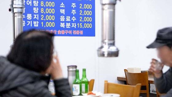 광주 북구 말바우시장 내 한 민물장어 식당에서 소주와 맥주를 2000원에 판매하고 있다. 뉴스1