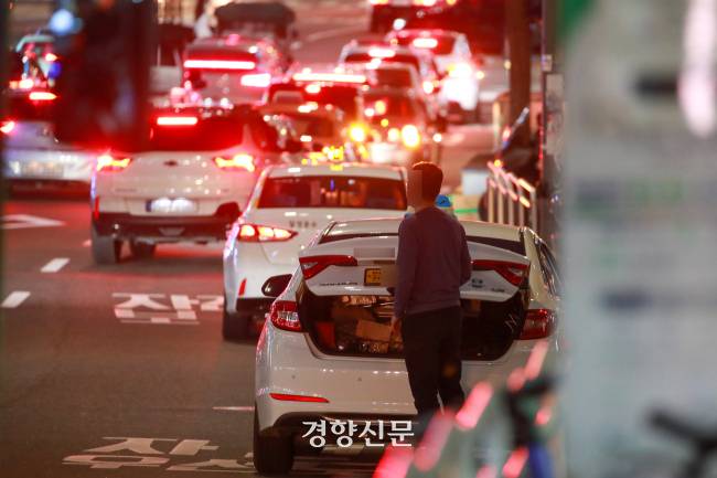 서울 홍대입구역 인근에서 한 택시가 택시등을 끈 채 장거리 손님을 기다리고 있다. |이준헌 기자