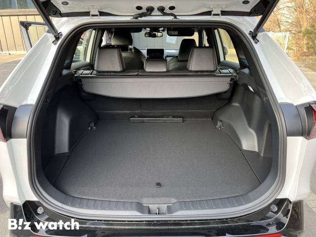 토요타 RAV4 5세대 모델 트렁크는 60리터 캐리어 4개와 9.5인치 골프백 1개가 들어간다./사진=정민주기자