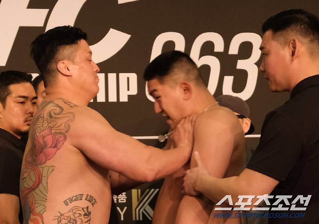 배동현과 세키노 타이세이가 몸싸움을 하고 있다. 사진제공=로드FC