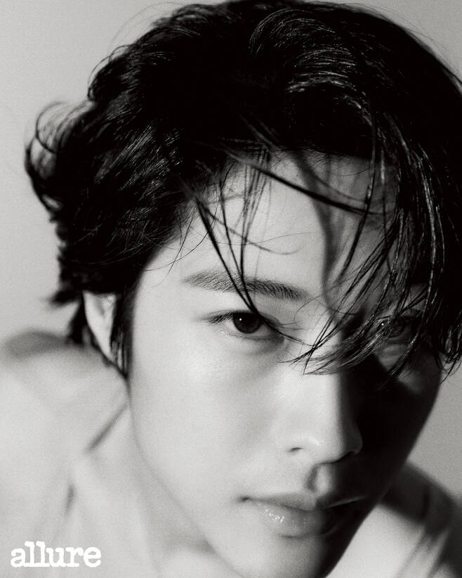 Actor Lee Jong-won has created a legendary pictorial.Allure Korea, a fashion magazine, unveiled an interview with Lee Jong-Won, a rising star who won the Rookie of the Year award, with Hot Summer Days as Hwang Tae-yong in MBCs Gold Spoon.Lee Jong-Won in the picture captures the cowboy concept, which is united by courage and pioneer spirit, with his own Feelings.Lee Jong-Wons body line, which is half-visible as a denim jacket with textured hair styling, turns into a modern cowboy by adding a stylish black sequin jacket to his actual collection of hats, revealing a solid physical that has been exercised for years. .Lee Jong-Wons charm, which freely moves between boyishness and manliness, blends harmoniously with the contrasting black and white tone, creating the illusion of watching a movie.In an interview after filming, Lee Jong-Won told his passion and values about acting. When asked about winning the Rookie of the Year award, Lee Jong-Won said, You are now a real actor.I used to be an actor, so if I was an actor, now Im a branded Feelings. And I know where to burn my energy. Personally, its a great change. I want to live just like now. If it is a new goal, I want to use the charged energy well. I am so happy now.Lee Jong-Won has built up his own filmography with delicate yet stable acting skills. As a result, he has performed Hot Summer Days as a successor to the chaebol, Hwang Tae-yong, who will live a life of dirt regardless of his will in the MBC  ⁇   ⁇   ⁇   ⁇   ⁇   ⁇   ⁇   ⁇   ⁇   ⁇  last year. I was honored to win the Rookie of the Year despite being the first main actor.As it proves such a hot popularity, MBC recently appeared in I live alone, and it is once again at the center of the topic, boasting a sensual lifestyle with daily life filled with laughter.In addition, Lee Jong-Won, who confirmed the male protagonist as Park Soo-ho, an employee of Kim Woo-young, will co-work with Lee Ha-nui and attract prospective viewers as a character of anti-charm.On the other hand, more pictures and interviews with Lee Jong-Won, the most anticipated actor in 2023, can be found on the Allure March issue and on the homepage.iMBC  ⁇  Photo courtesy of Allure