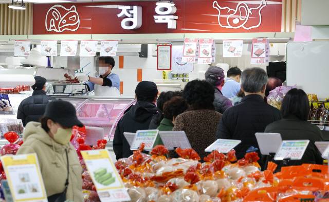 ▲ 전국 농축협 하나로마트 980여 곳에서 진행된 한우 반값 할인 행사 마지막 날인 19일 오전 서울 성북구 하나로마트 서울축협 월곡점에서 시민들이 쇠고기 구매를 위해 줄 서 있다. 연합뉴스