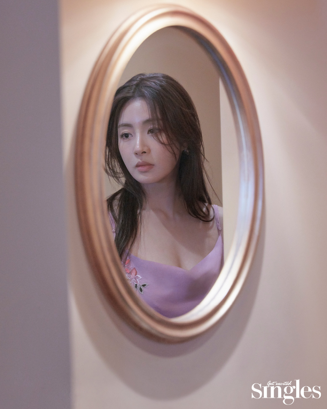 Kang So-ra, who returned to Drama after six years, showed off her dazzling looks.Lifestyle magazine  ⁇  Singles  ⁇  has released a picture of actor Kang So-ra who showed an impressive performance in the drama  ⁇   ⁇   ⁇   ⁇ .Kang So-ra showed chic and alluring charm at the same time in this picture.It is Kang So-ras return to the drama in six years. I was careful to choose this work.Kang So-ra wondered how it would be better for me to get through when the filter was lifted and the daily life was overshadowed by the love of the two men and women, when the cracks began to form from the small ones, It was a story that I could do better than  ⁇   ⁇  said.Kang So-ra talked a lot with Jang Seung-jo before he started filming. Kang So-ra talked a lot with Jang Seung-jo.I could see that she had a lot of attention to acting for her work in the answer that she exchanged advice with each other saying that she would have done this in this situation.Kang So-ra says that he is still at the beginning of his acting career. I think it is early out of the early days. In the early days, I did not know what I was doing or whether it was right.Now she is aware of her own deficiencies, wants to study and learn more, and evaluates herself. After the drama filming, she enjoys reading, and she tries to read books from time to time.When I go to the library in front of my house or when I rest at home, I try to have a habit of holding a book for a while.
