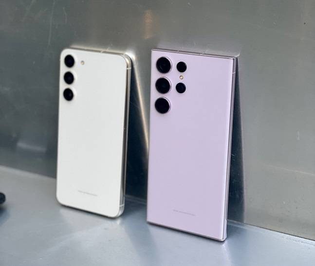 갤럭시S23 플러스 크림(왼쪽)과 울트라 라벤더(오른쪽)./사진=백유진 기자 byj@