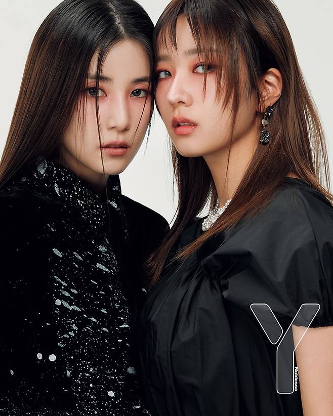 Girl groups Apink Park Cho-rong and Yoon Bomi showed chic charm.On the 25th, IST Entertainment announced a part of the picture with  ⁇  Y  ⁇  magazine, Apink Park Cho-rong and Yoon Bomi.Park Cho-rong and Yoon Bomi in the public image image overwhelmed the eyes with a black dress that attracted alluring charm in the double picture, while the trendy Y2K look was introduced in the individual cut, and it made a different transformation.Park Cho-rong added a trendy look by matching western boots to a sleeveless dress that made full use of elegance, and Yoon Bomi overcame his gaze by showing off the irreplaceable charm of Y2K, such as matching a studded beret to a preppy look.Park Cho-rong and Yoon Bomi formed Apinks first unit in 11 years in July last year and released their first single, Copycat (Copycat).It has been a successful activity with Copycat  ⁇ , which is similar to the stage of another youthful and charming attraction that is different from the Apink activity.Meanwhile, Apink will make a comeback as a full-fledged member of April 5.IMBC  ⁇  Photo Source: Y