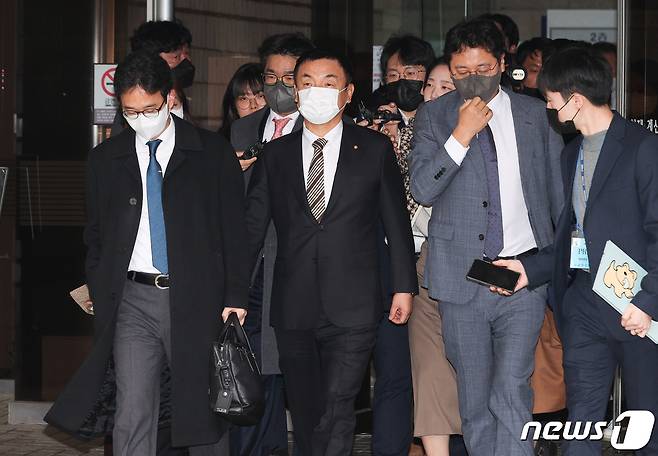 회사 주가 조작 혐의를 받는 권오수 도이치모터스 전 회장이 10일 오전 서울 서초구 서울중앙지방법원에서 열린 1심 선고 공판에서 징역 2년에 집행유예 3년과 벌금 3억원을 선고 받은 뒤 법원을 나서고 있다.(공동취재) 2023.2.10/뉴스1 ⓒ News1 민경석 기자