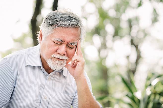 보청기를 착용하면 난청일 때 평소 들리지 않던 소리들이 잡음처럼 들리면서 착용을 중단하는 경우가 많다. 그러나 보청기는 약 3개월간의 적응 기간이 필요하며 착용과정에서 불편함이 있다면 청각사와 이비인후과 의사에게 알려 도움을 받는 게 좋다. 사진= 김성근이비인후과 제공.