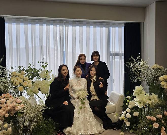 As soon as the Seo In-young wedding, attended by the Jewelry Complete, a rumor of discord surfaced, with Minah, the only one who had not attended the wedding, opening her mouth.Joe Minah posted a long article on the 27th, saying, I write a long article because it is too much and too unpleasant.Joe Minah said, I have been watching TV since I was in contact with myself in 2015, when I was in Three Wheels, Sugar Man, With GodI did not say a word for eight years, but at the end of last year, I talked to my sister about this part for the first time. If I had to broadcast with Jewelry, I would at least talk to her. I did not hear it. Joe Minah said, I did not come to my wedding, but I was following me. I do not think I need to make a disagreement with Lee Ji Hyun. I have been broadcasting with you in the future and I have not been in contact with you. I sent a direct message, but when I read the message, I did not have an answer. Someone sent me a message asking me if it was so hard to attend my friends wedding.How do you know if you are not invited? Seo In-youngs wedding was not invited either.Joe Minah said, Jewelry is a group that has had a lot of member replacements, so why is it that I do not have the exact word complete?In the photo released together, Park Jung-ah and Lee Ji Hyun had a message from Joe Minah that they did not get an answer. Joe Minah told Park Jung-ah, My mother was sad to see three broadcasts before.Im not a criminal or a deceased person, he said. I do not contact each other because I live in each other, and I do not see it.Lee Ji Hyun also said, I communicate with other members and broadcast together, but my sister is uncomfortable with me, so I broadcast only three. I thought she would contact me if she got better, but she is not contacting me again.Now lets get in touch and lets do it together if we have to broadcast. On the 26th, Seo In-young married an IT businessman in Seoul.Park Jung-ah, Lee Ji Hyun, Ha Joo-yeon, and Kim Eun-jung attended the wedding ceremony and glared at Jewelry loyalty.Seo In-young and Park Jung-ah attended Minahs wedding.One fan said, But Minah also thinks that the members are different from Minah, just as you talked about YouTube before, and you can think of them as cheering each other from afar. These articles and photos are written by other members Minah It seems like they do not fit in, and the members seem to be bullying.Its a pity. Joe Minah replied, Isnt it possible to look different depending on ones point of view? I think courtesy and duty should be observed.