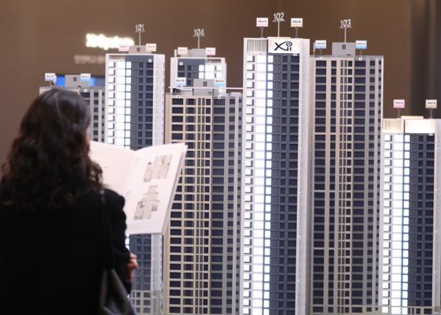 24일 오후 서울 영등포구 양평동에 마련된 GS건설 영등포자이 디그니티 모델하우스에서 시민들이 모형 주택을 살펴보고 있다. 뉴스1