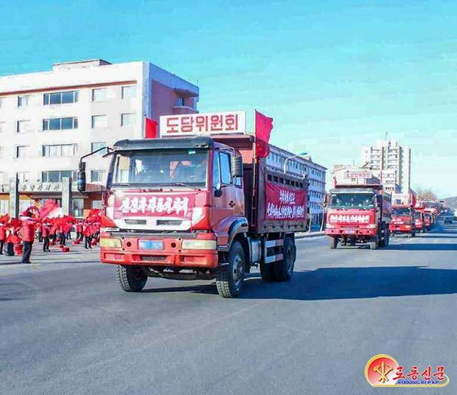 북한 노동당 기관지 노동신문은 1월 3일 "황해남도의 일꾼들과 근로자들이 당 중앙위원회 제8기 제6차 전원회의 소식에 접하고 산악같이 일떠서 새해의 진군 보폭을 힘차게 내딛고 있다"라고 보도했다. 사진은 1만여 톤의 거름을 농촌에 수송하고 있는 모습. 평양=노동신문 뉴스1