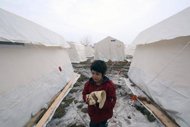 지난 19일 튀르키예 카라만마라슈 이재민 대피소 텐트 사이에서 한 어린이가 울고 있다. 카라만마라슈=신화 뉴시스