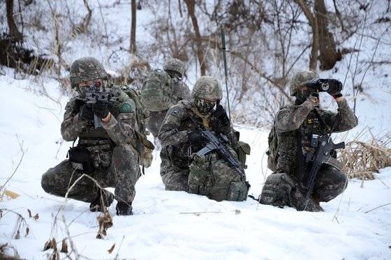 육군 7사단 장병들이 훈련하고 있다. 7사단