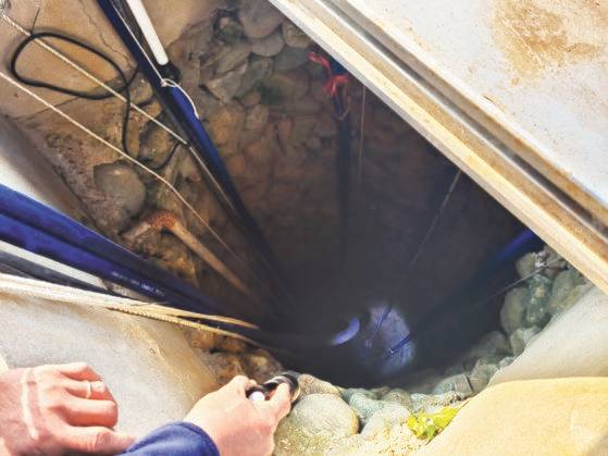 경남 통영 욕지면에 있는 주민 40여명이 사는 작은 섬 '우도'의 유일한 식수원인 우물이 말라 15m 아래 바닥이 드러나 있다. 안대훈 기자