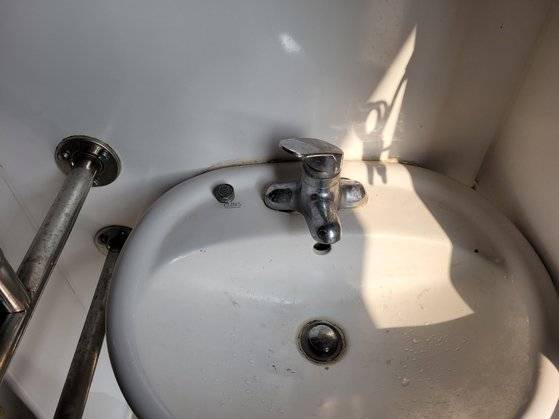 경남 통영 욕지면 우도 공중화장실. 수도꼭지를 올렸지만 물이 나오지 않고 있다. 사진 안대훈 기자