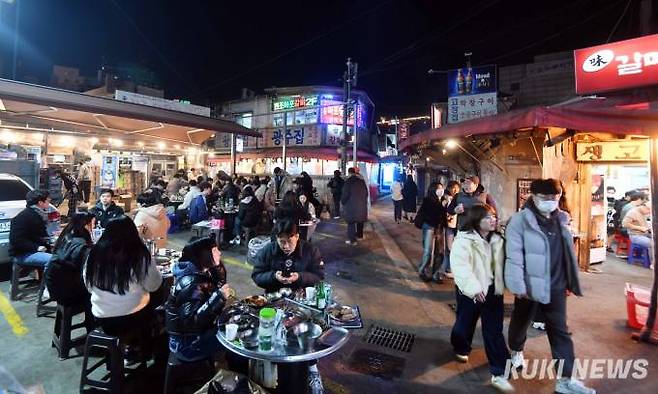 종로3가역 6번 출구 익선동 초입의 갈매기살 골목