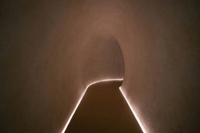 복잡한 압구정 시내에서 한 계단 내려오면, 유럽 와이너리의 꺄브(Cave와이너리의 지하 저장고)를 연상케 하는  사브서울. 아영FBC 제공