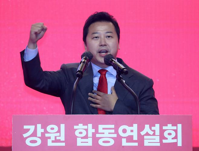 장예찬 국민의힘 청년최고위원 후보가 23일 오후 강원 홍천군 홍천종합체육관에서 열린 힘내라 대한민국! 국민의힘 제3차 전당대회 강원 합동연설회에서 정견발표를 하고 있다. 홍천=뉴시스