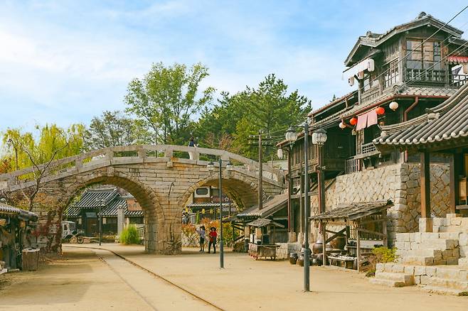 '미스터 션샤인'의 중심 공간 '홍예교'와 '종로거리'