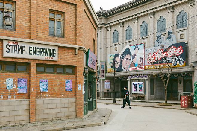 1950년대 분위기를 잘 살려 낸 1950 스튜디오. 극장의 그림 포스터가 제법 근사하다